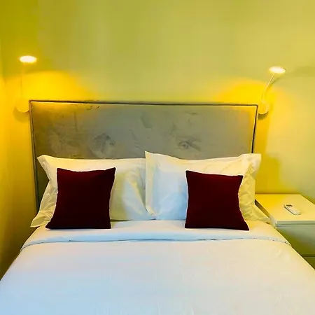 尤尼维索罗曼蒂克旅馆 3*